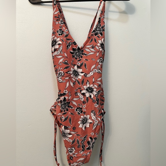 Size medium women’s swimsuit - Picture 1 of 3